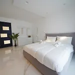 Luxury Brand New Location Apartment *