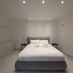 Luxury Brand New Location Apartment *