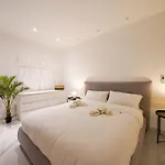 Luxury Brand New Location Apartment *