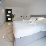 Luxury Brand New Location Apartment