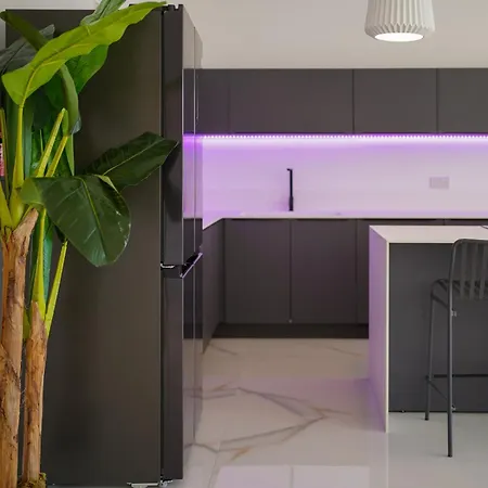 Luxury Brand New Location Apartment *