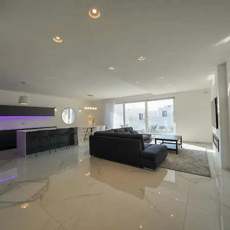 Luxury Brand New Location شقة
