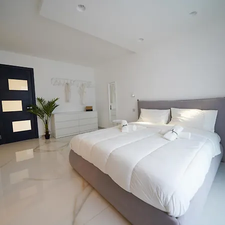 Luxury Brand New Location شقة *