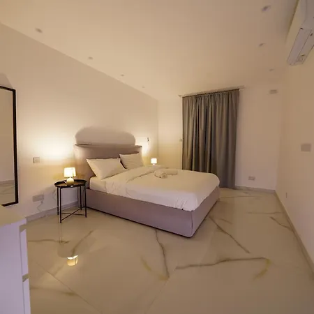 Apartment Luxury Brand New Location *