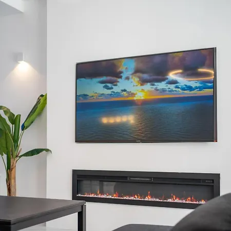 Apartment Luxury Brand New Location *