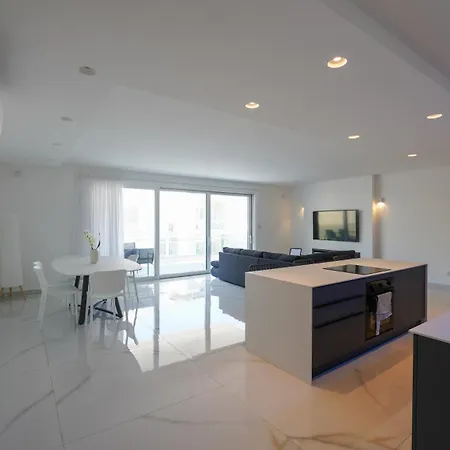 Luxury Brand New Location *