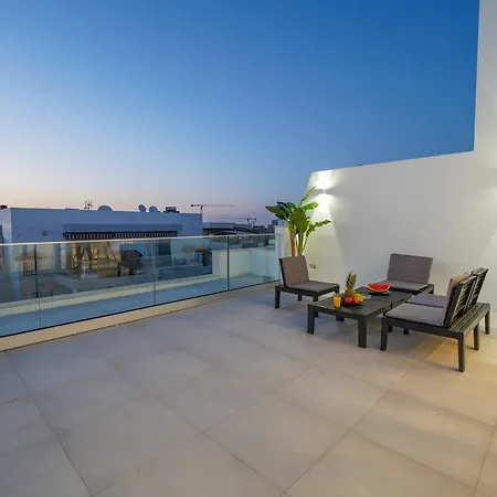 Luxury Brand New Location Apartment *