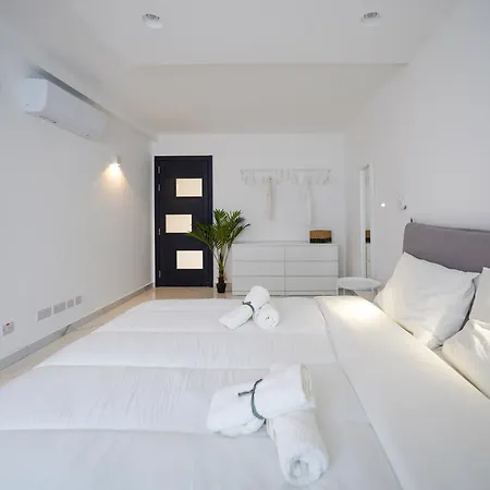 Apartment Luxury Brand New Location *