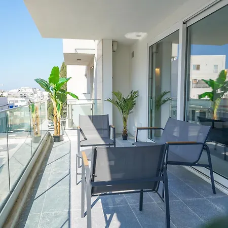 Luxury Brand New Location *