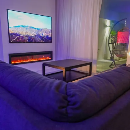 Apartment Luxury Brand New Location *