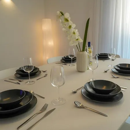 Apartment Luxury Brand New Location *