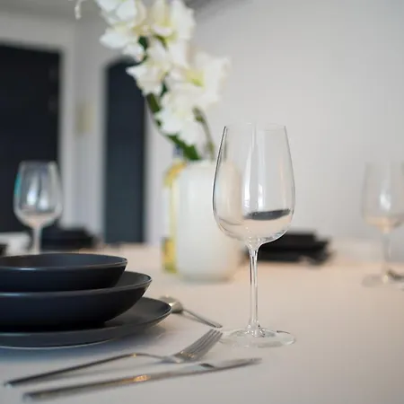 Luxury Brand New Location *