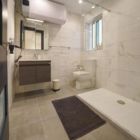 Luxury Brand New Location *