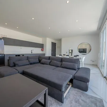 Apartment Luxury Brand New Location