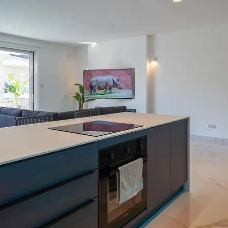 Apartment Luxury Brand New Location *