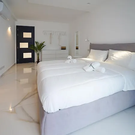 Luxury Brand New Location Apartment