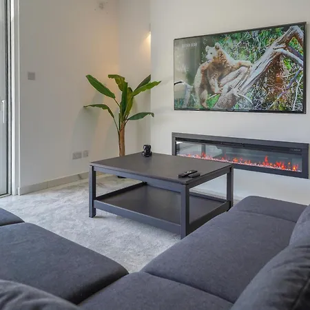 Luxury Brand New Location *