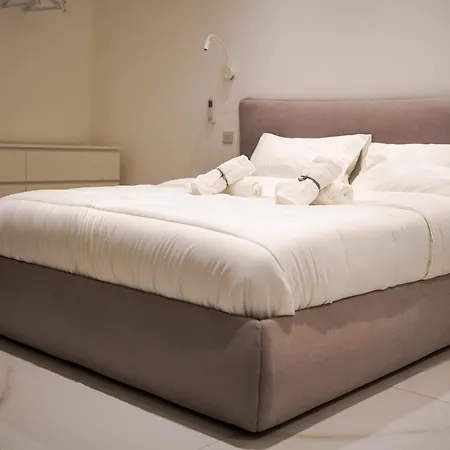 Apartment Luxury Brand New Location *
