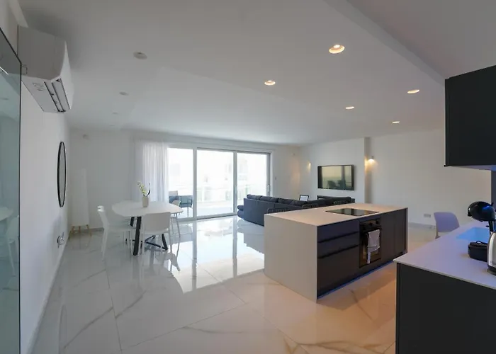 Luxury Brand New Location *