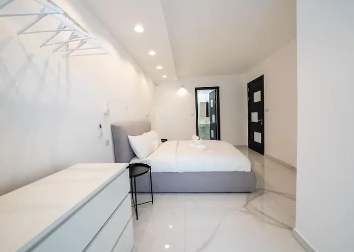 Luxury Brand New Location شقة