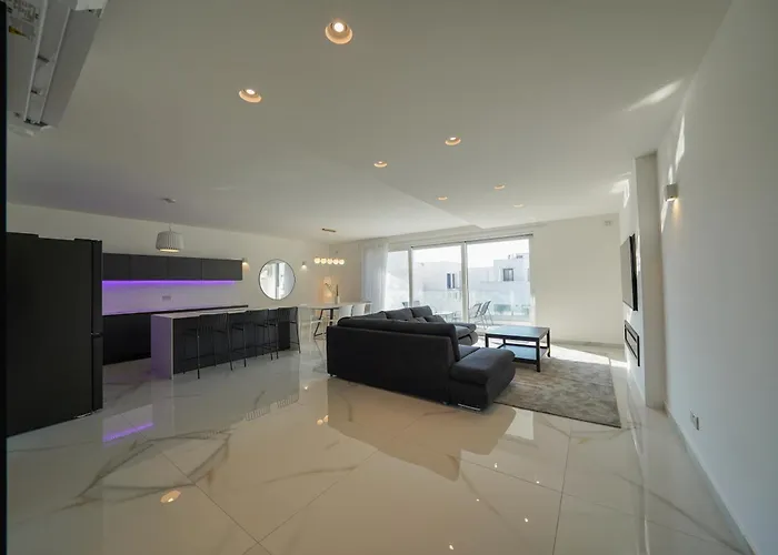 Luxury Brand New Location شقة