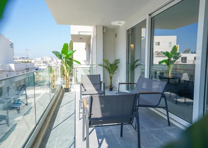 Luxury Brand New Location *