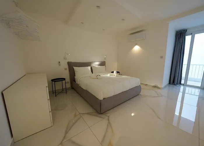 Luxury Brand New Location شقة