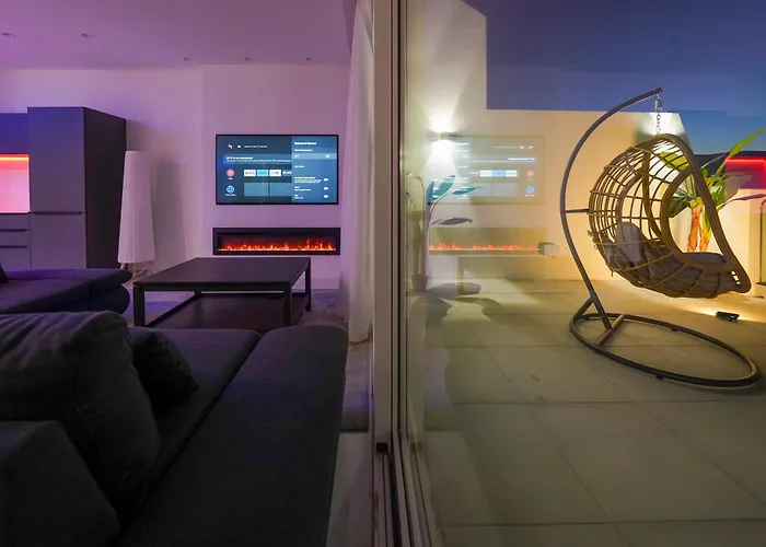 Luxury Brand New Location شقة