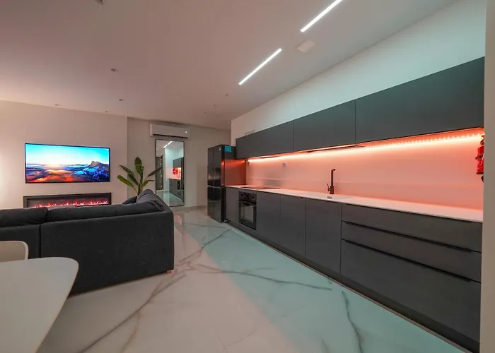 Luxury Brand New Location شقة