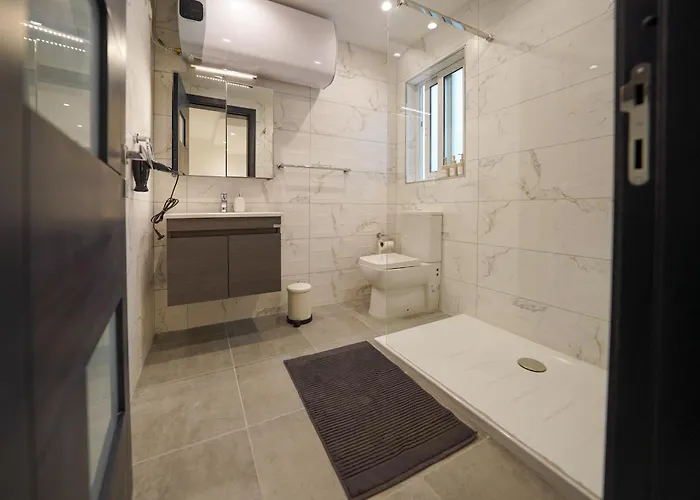 Luxury Brand New Location *