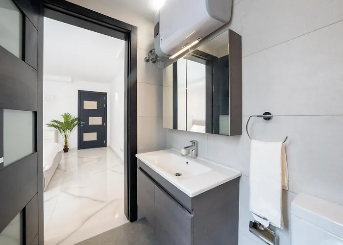 Luxury Brand New Location