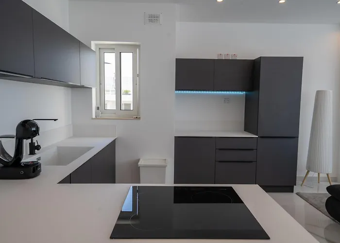 Luxury Brand New Location شقة *