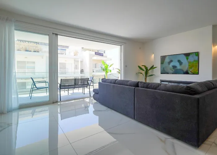 Luxury Brand New Location *