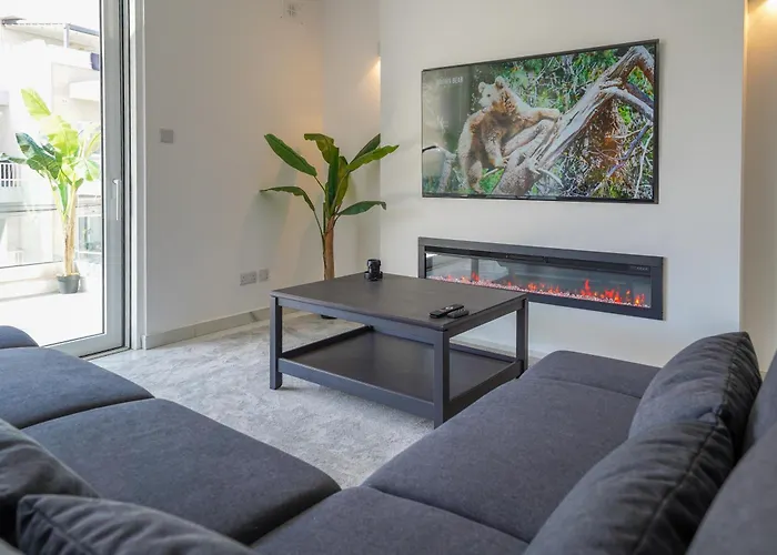 Luxury Brand New Location *